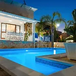 Oleandro Villa *